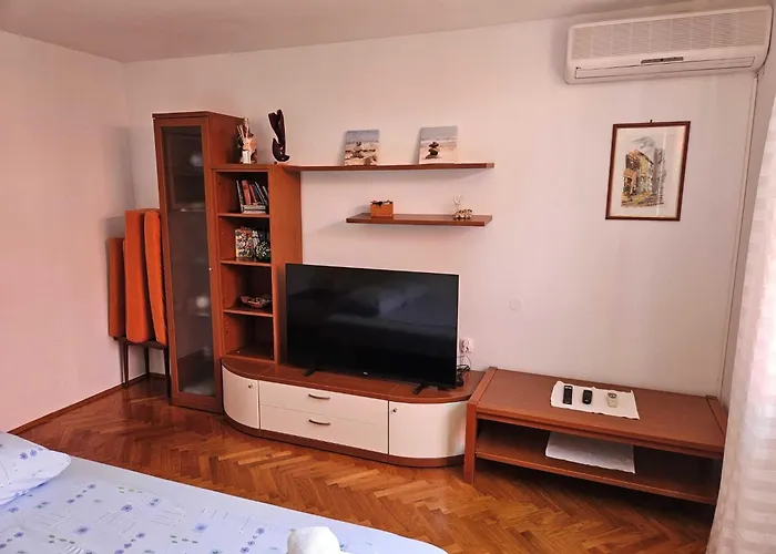 Gemuetliches Kleines Schoenes Haus Fuer Max- 4 Personen By Interhome Nyaraló Kraljevica